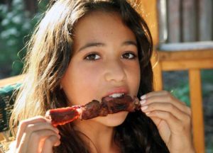 Adolescente a comer