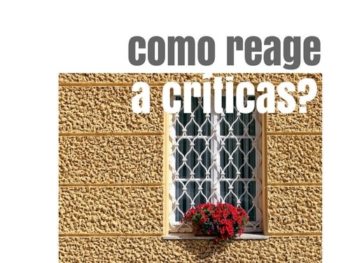 como reage a criticas